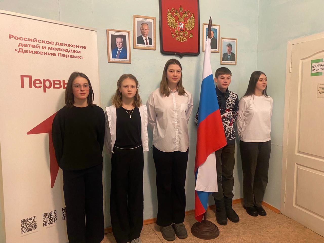 Торжественная линейка: флаг России и гордость победителей..